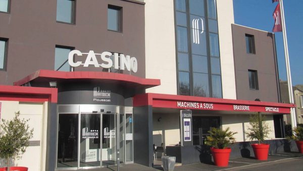 Gebäudefassade des Casino Partouche Plouescat