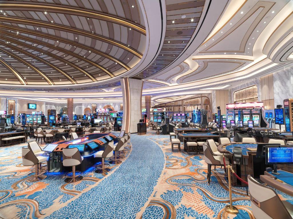 luxury gaming city of  dreams casino analysis